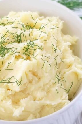 Classic Mashed Potatoes: a delicious, creamy side dish for any piece of meat or fish. This dish is a must at every major event! | olgainthekitchen.com