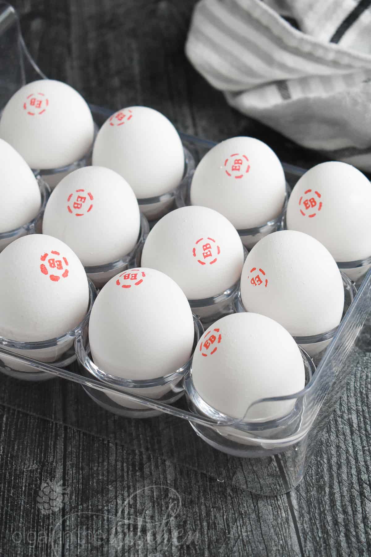 Learn how to make Hard Boiled Eggs. Everyone needs an easy go-to method for making perfectly cooked eggs every time. #hardboiledeggs #howtopeeleggs #boiledeggs #olgainthekitchen