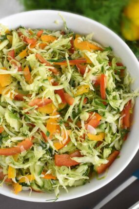 Cabbage Pepper Salad: easy to make, simple ingredients, very healthy and super delicious! | olgainthekitchen.com