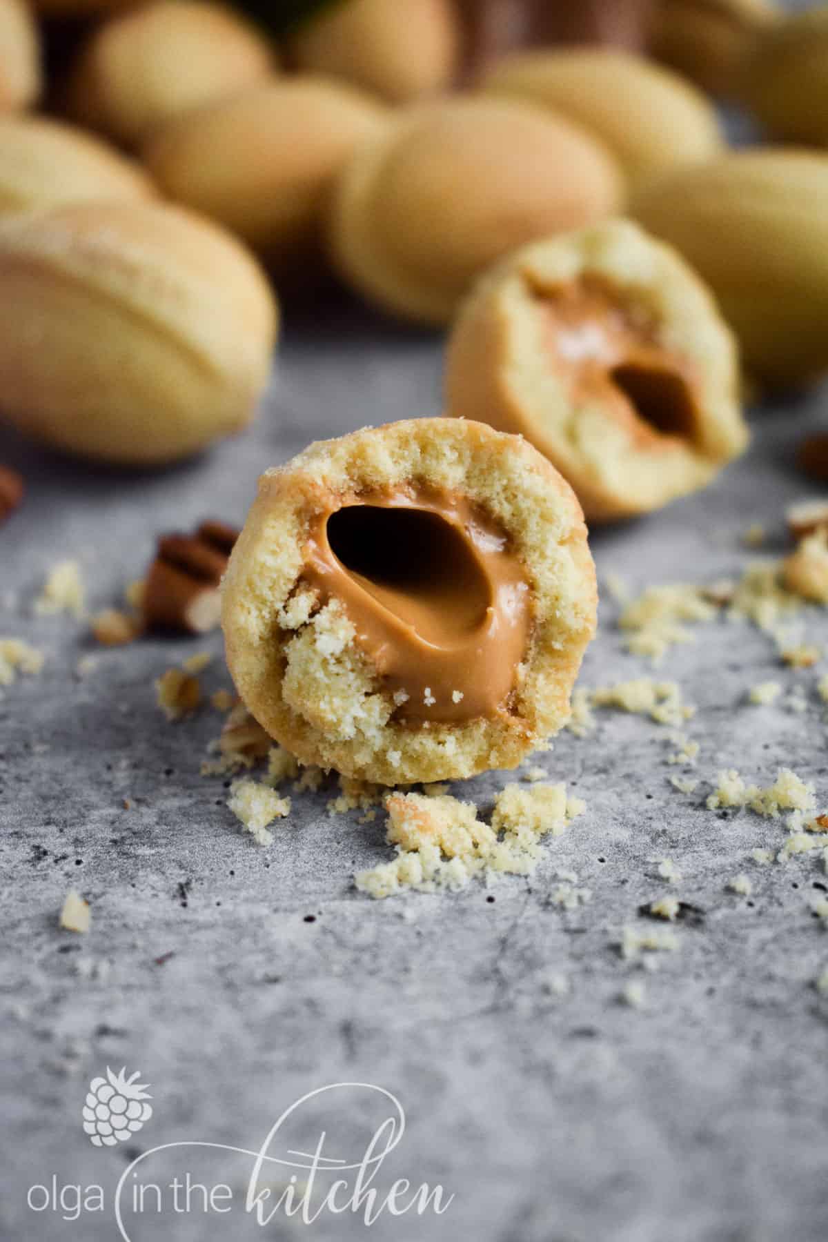 Oreshki jsou tradiční křupavé a šupinaté sušenky ve tvaru ořechu naplněné náplní dulce de leche. Tyto krásné lahůdky jsou ikonickými lahůdkami pro slovanské rodiny, zejména během svátků a zvláštních příležitostí. | olgainthekitchen.com