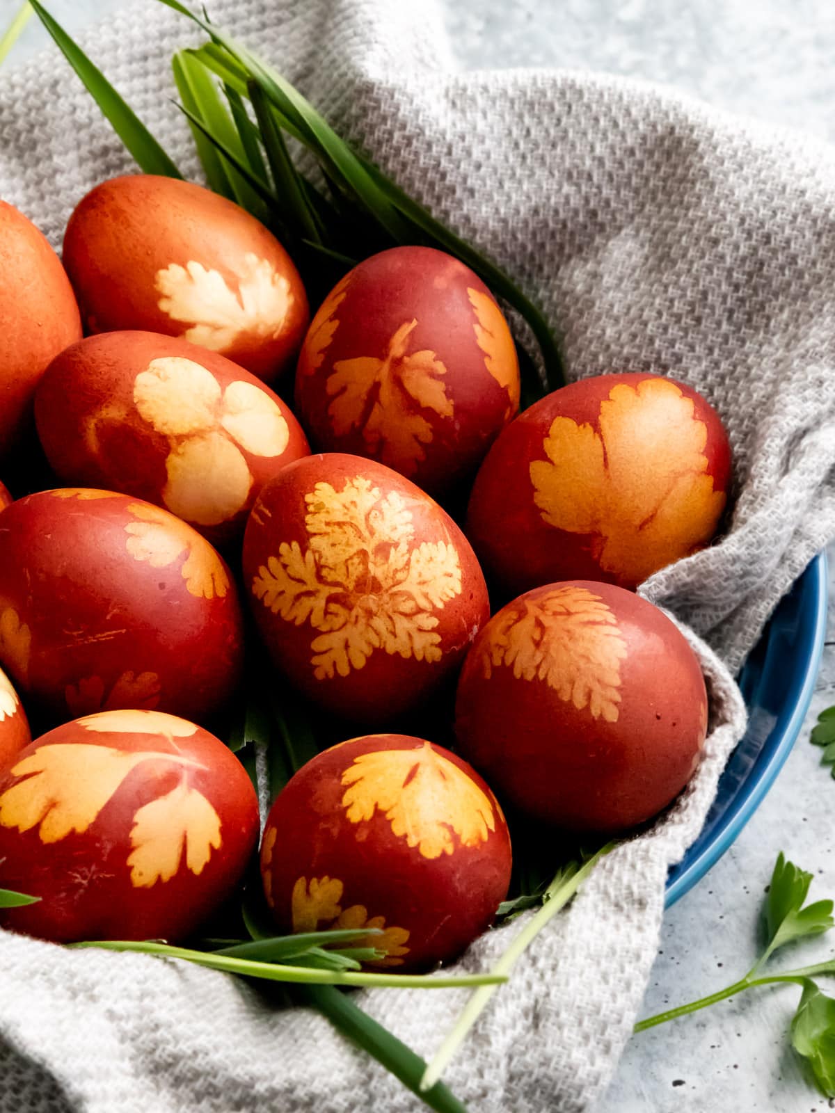 An easy guide to achieve rustic-looking Natural Easter Eggs using onion skins and fresh herbs. It’s a creative and meaningful activity to do as a family the day or night before Easter day.